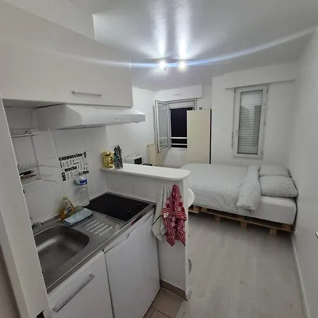 A Apartment Suresnes